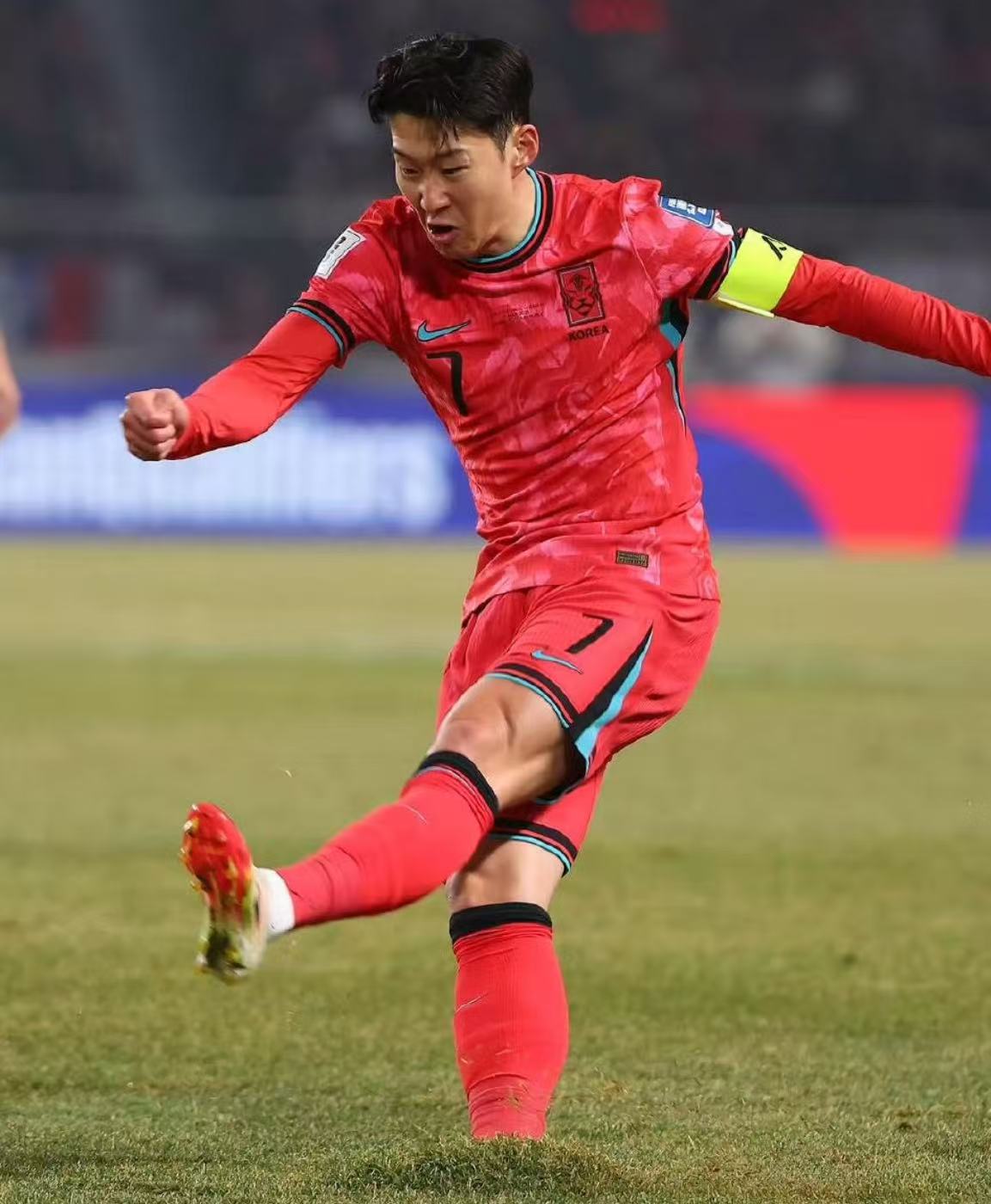 韩国球场缺乏维护，尊龙凯时呼吁关注足球场地建设