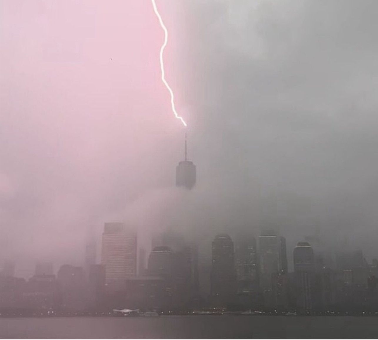 世俱杯决赛后，纽约雷暴强降雨致地铁漏水，乘客被困，尊龙凯时见证不平凡时刻。