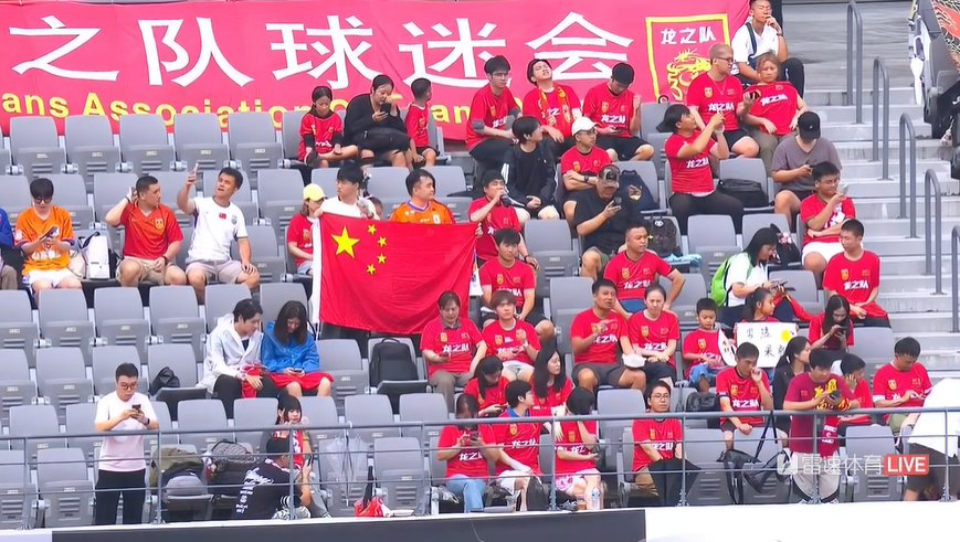 尊龙凯时助阵！国足收官战对战中国香港，球迷现场见证风雨无阻！